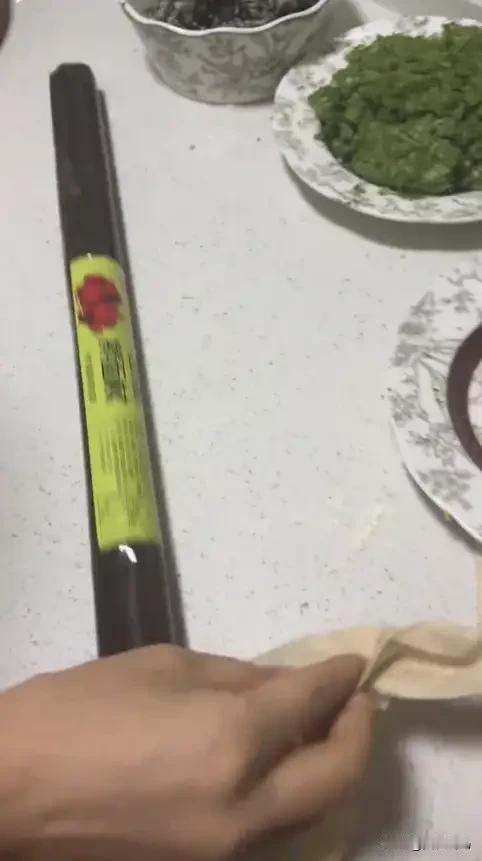 “笑不活了!”10月29日,山东icon,一女子心血来潮在家饺子,面和好了、馅子