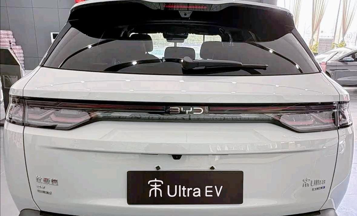 刚提了新车发朋友圈庆祝，结果被朋友一句话整不会了：18万买比亚迪，不如加钱上方程