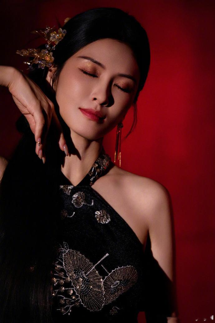 徐洁儿红线牵缘写真徐洁儿举杯敬无畏红为底、绳为缘，旗袍造型复古又妩媚，徐洁儿这组