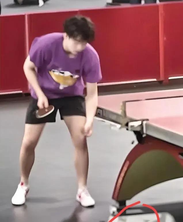 王楚钦被针对，我没哭他混双赢了张本队，我也没哭但看到王楚钦弯下腰的这个动作，