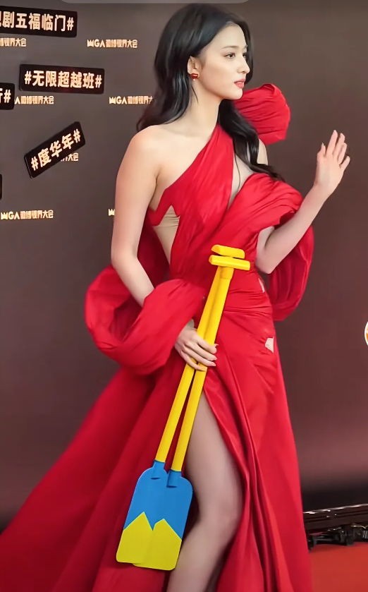 王楚然，172cm，走秀为什么要拿两个大铲子呢？即不方便又不不美观的！