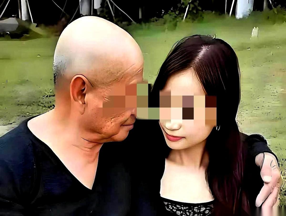 “咔嗒”。防盗门轻轻合上。86岁的大爷站在客厅正中央，死死盯着茶几上那一沓银行流