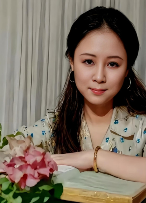1964年，琼瑶离婚后，和美男子平鑫涛走到了一起。当时平鑫涛的妻子哭着求她把丈夫