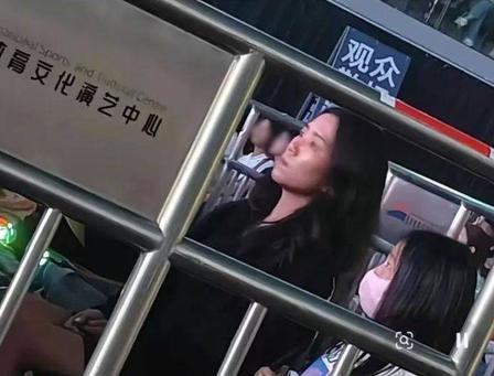 黎明现任妻子陈泳仪，单看长相和气质，确实比不上前任乐基儿，但胜在一脸“旺夫相”。