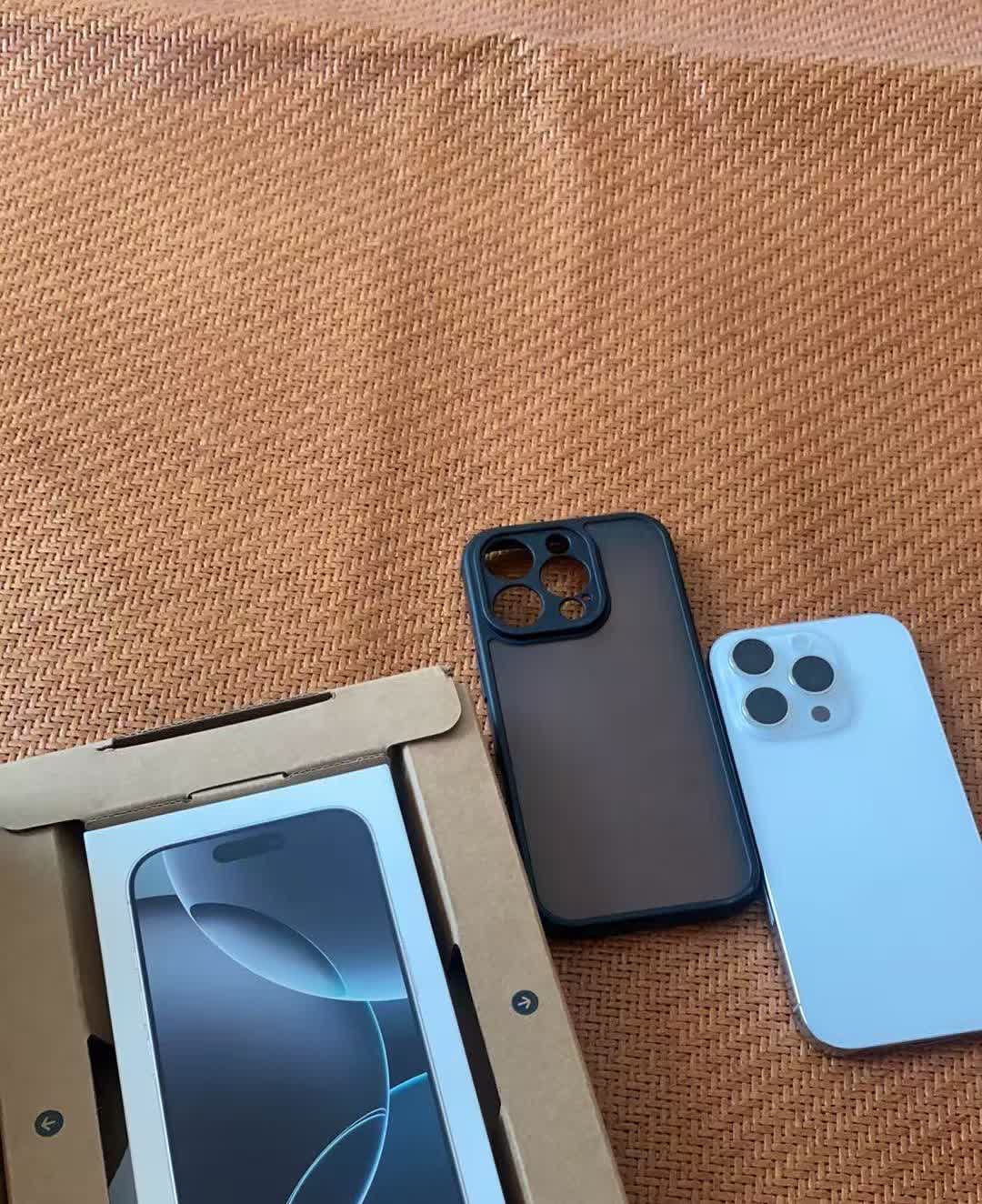 买苹果手机一定要买白色。为什么这么说呢，因为白色是销量最高也是最快的颜色