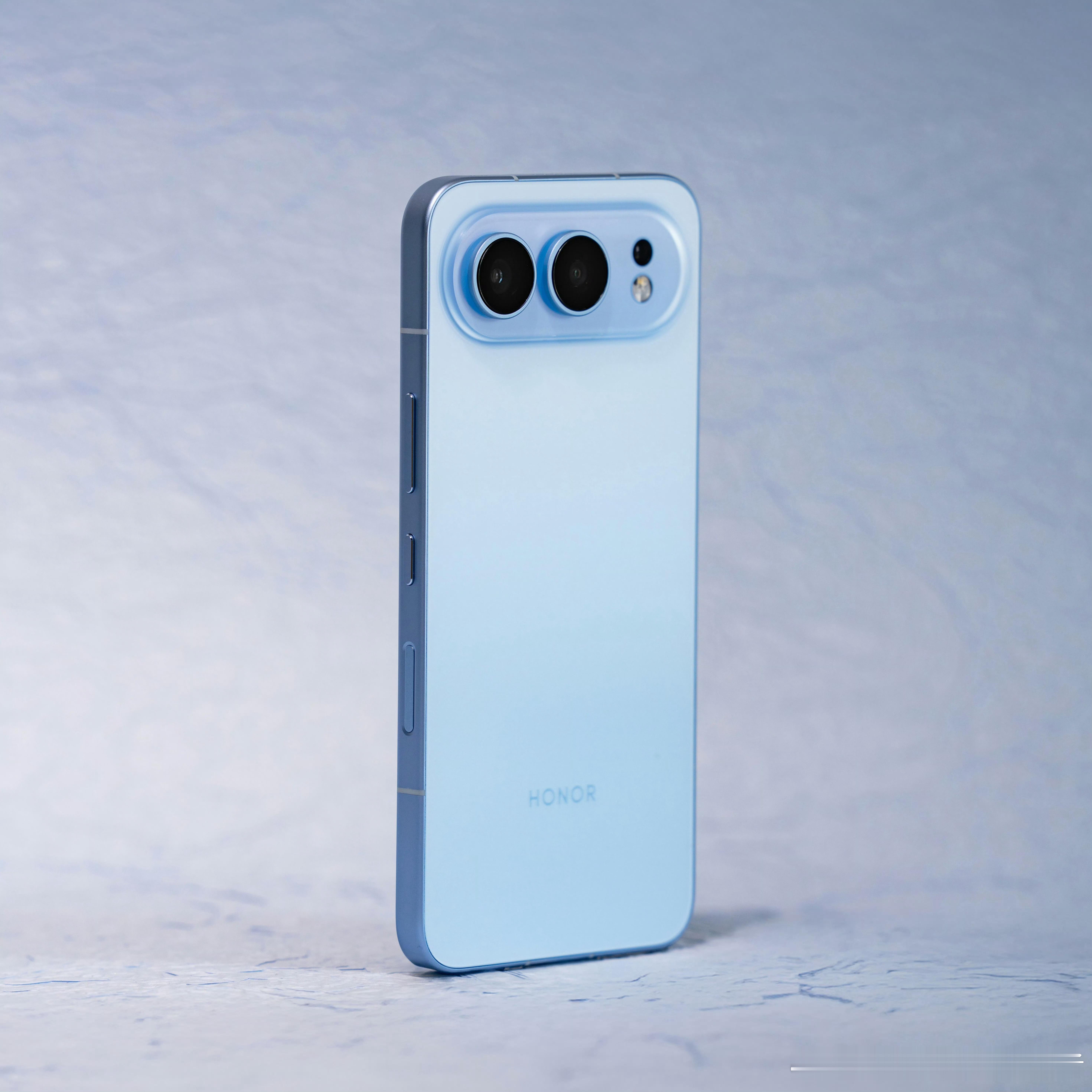 荣耀500外观已经公布了，这个设计和iPhoneAir外观设计一样，都是横向镜