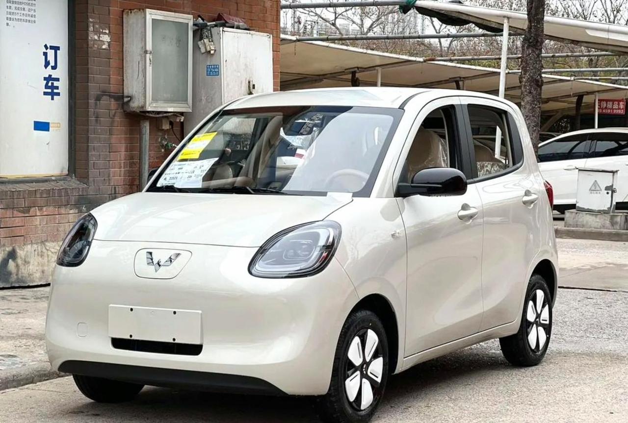 除了经济实惠，宏光MINIEV在城市里开起来简直就是为所欲为，特别好开也好