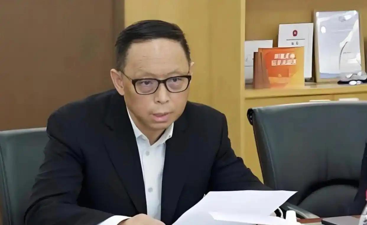全家六口人五本美国护照，却在中国一年赚4亿，账上130亿现金不分红不投资，这钱到