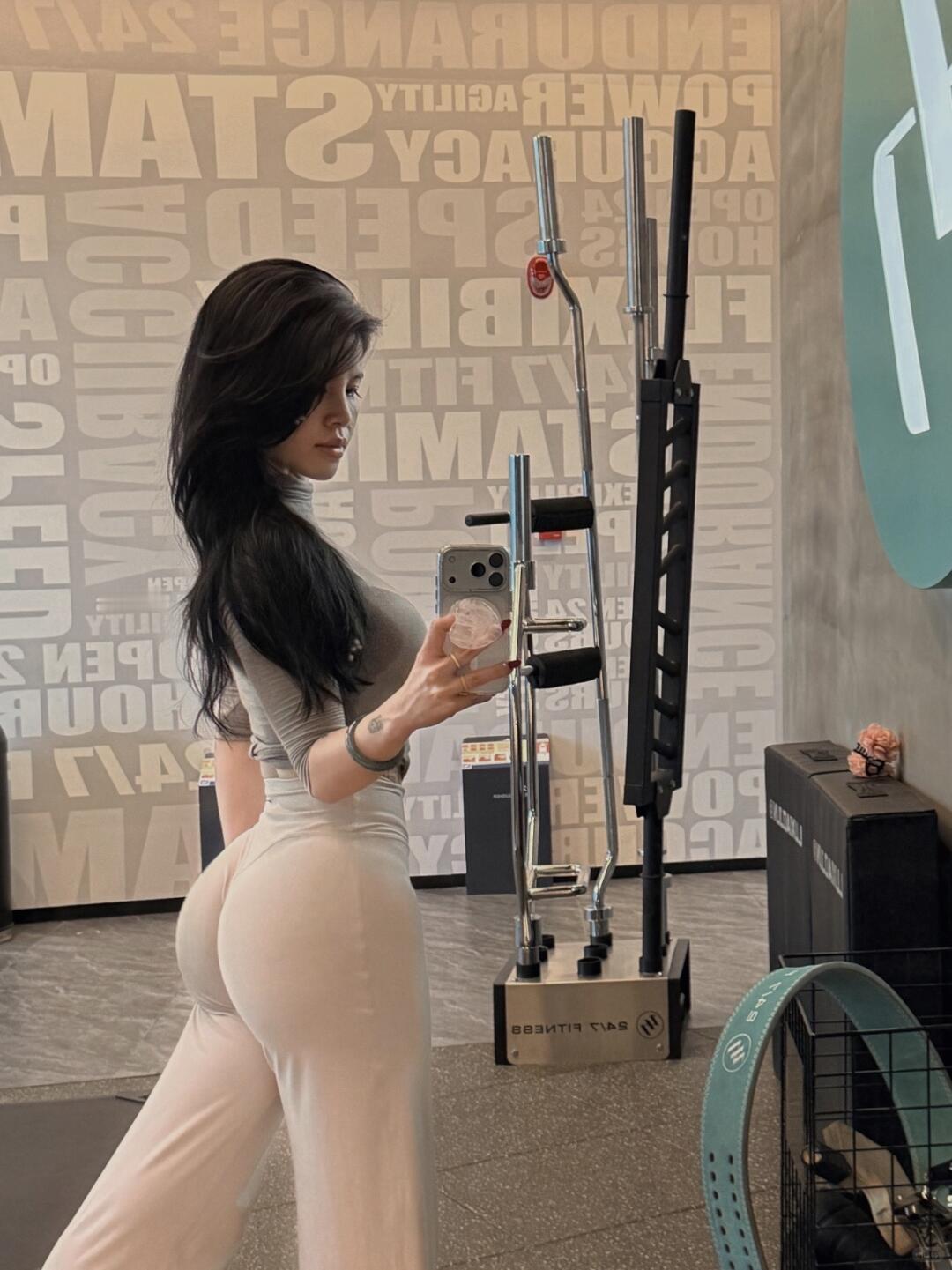 很多女生都想要迷人的翘臀，又怎么才能让臀部饱满呢？想练出翘臀，一定要坚持锻练，饮