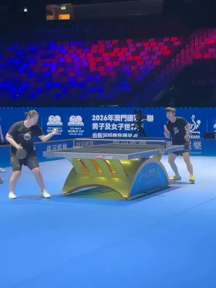 莎莎好人佳佳好姐妹，澳门适应场地，真的好牛，莎姐又在溜佳佳，很有气势的姐妹！偷