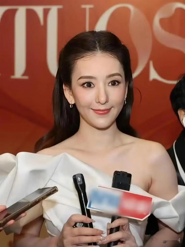郭富城娶方媛，根本不是方媛高攀，是郭富城捡到宝了。当年所有人笑他找了个小网红，可你翻翻方媛的底，网红