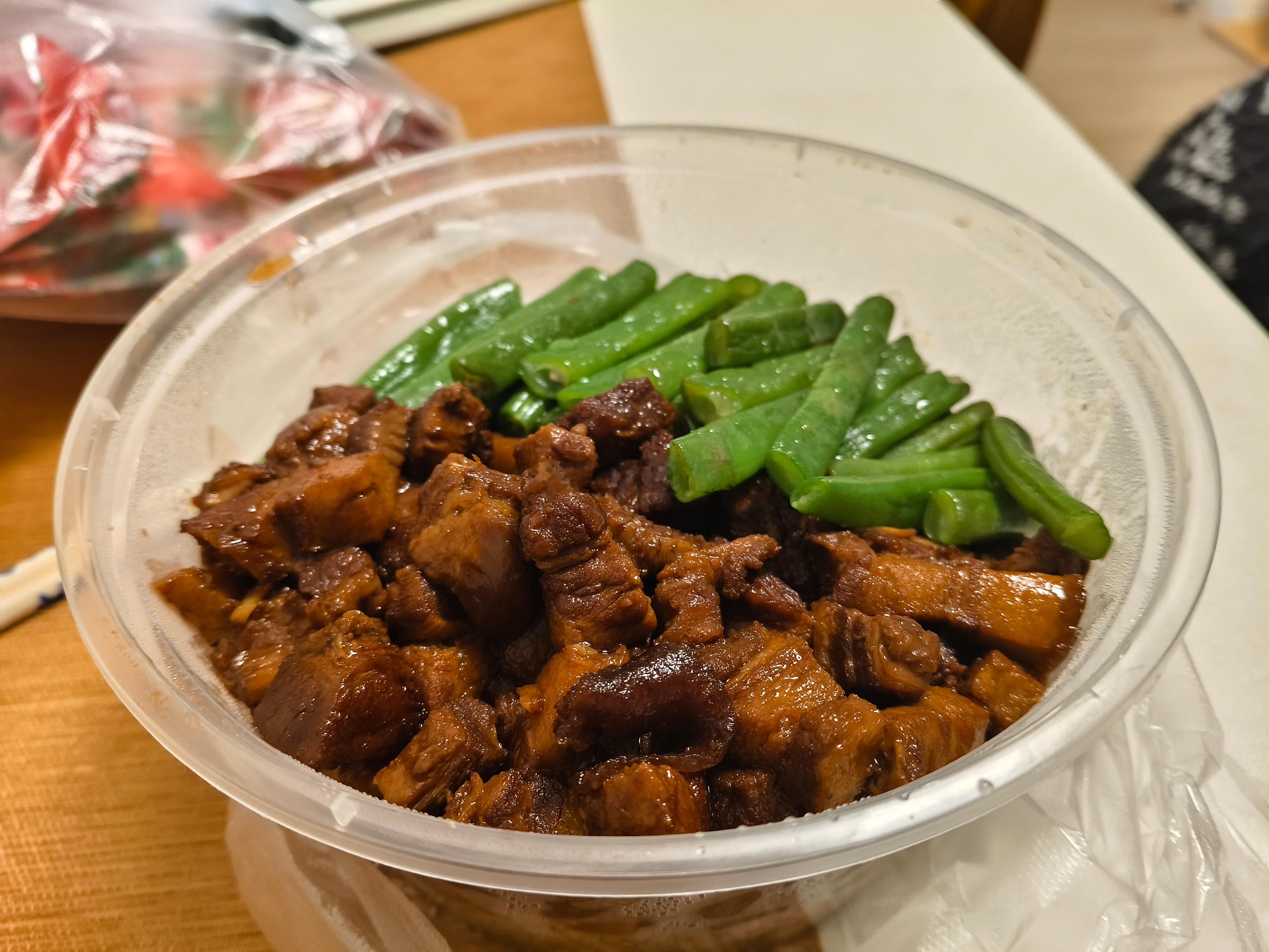 朋友推荐了一家烤鸡架店店老板是一个非常年轻的小伙子不知道店能开多久但感觉人很认