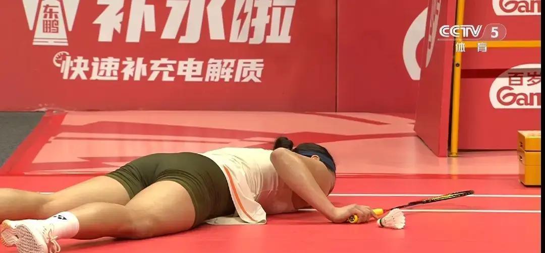 她赢你的方式，是在赛点上停顿了0.3秒。当所有人都以为她会发力扑杀时，安洗莹的