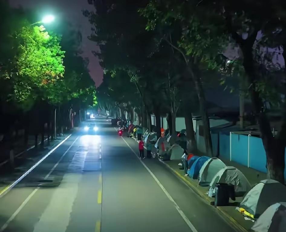 登泰山，晚上厕所挤满人。景区门外，路边帐篷过夜。现在年轻人旅游，多数主打省钱。一