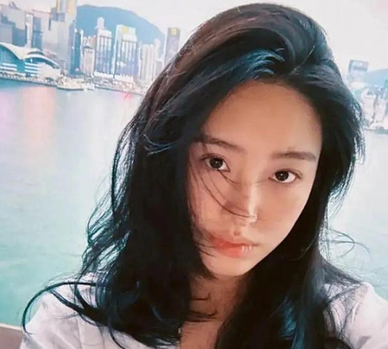 孩子都快上户口了，爸爸却没名字。杨采钰现在最急的不是奶量，是户籍。8月，