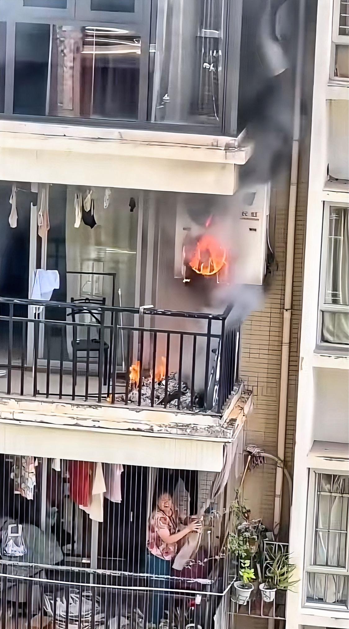 长虹空调火了，没想到是以这种方式。一小区高楼上一台长虹空调外机起火，楼下大娘