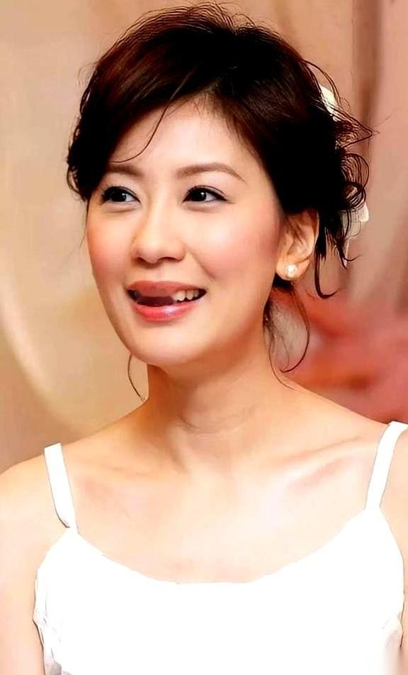 贾静雯那个前婆婆，当年嫌她生女儿，逼着验DNA，闹得天翻地覆那位。后来儿子二婚