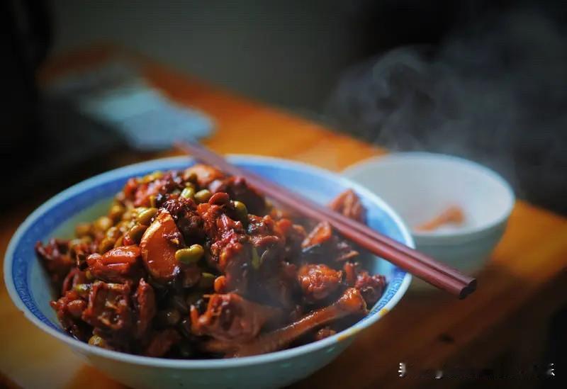 日常烟火最抚慰人心。早上妈妈问我菜味道怎么样，咸了还是淡了？我说好吃的不