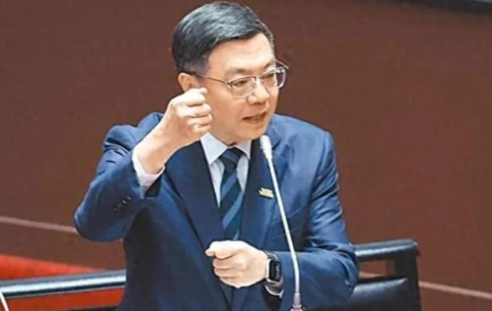 卓荣泰再不副署两法案，韩国瑜沉默不语。民众党总召陈清龙喊话韩国瑜：卓荣泰根本不甩