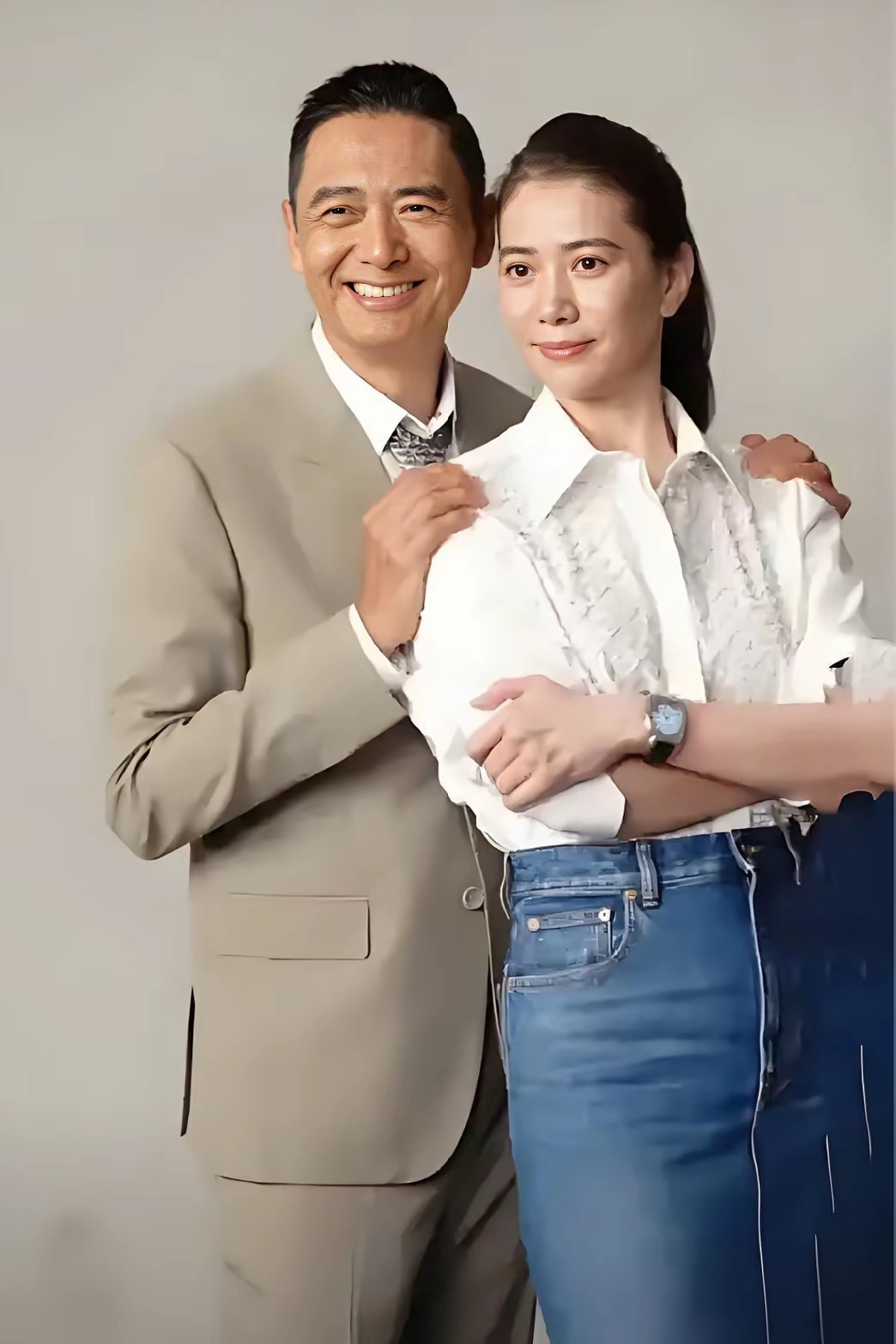 早些年周润发搂着袁咏仪的画面，真的太养眼，完全看不出年龄差。周润发满头黑发，状态