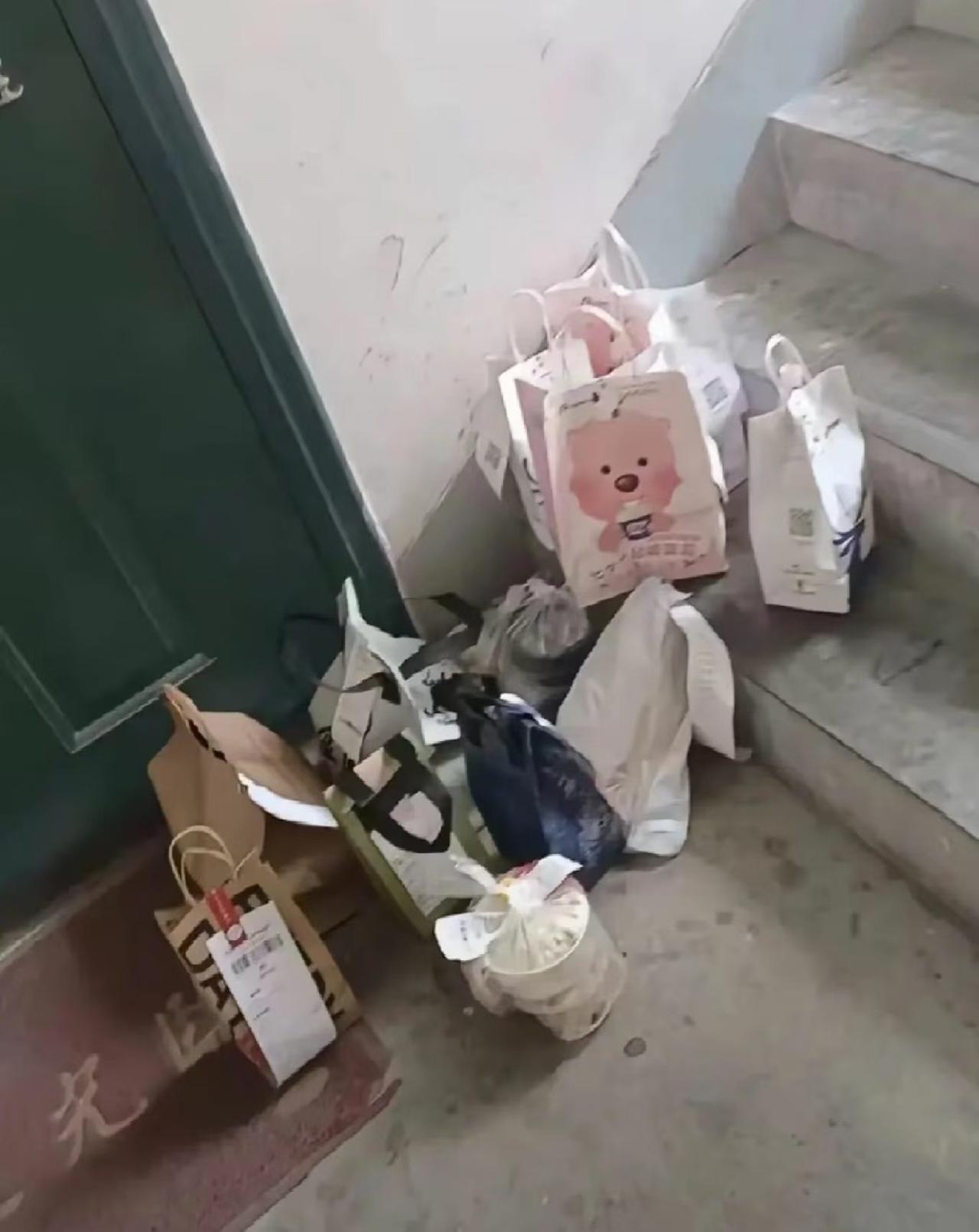 这秋天的第一杯奶茶，美女都喝吐了。