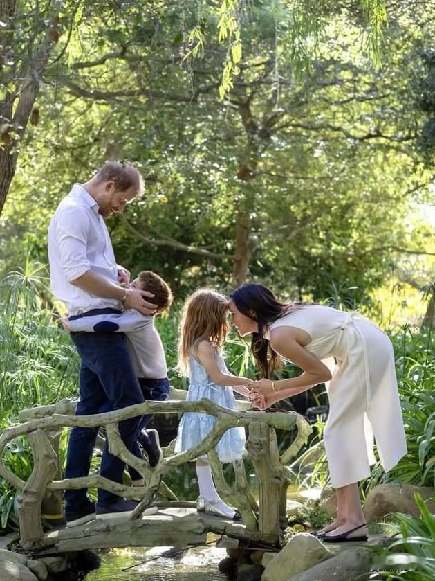 哈里梅根家的全家福节日卡片来啦！前两年的圣诞节，哈里梅根都只分享了双人亲密合照