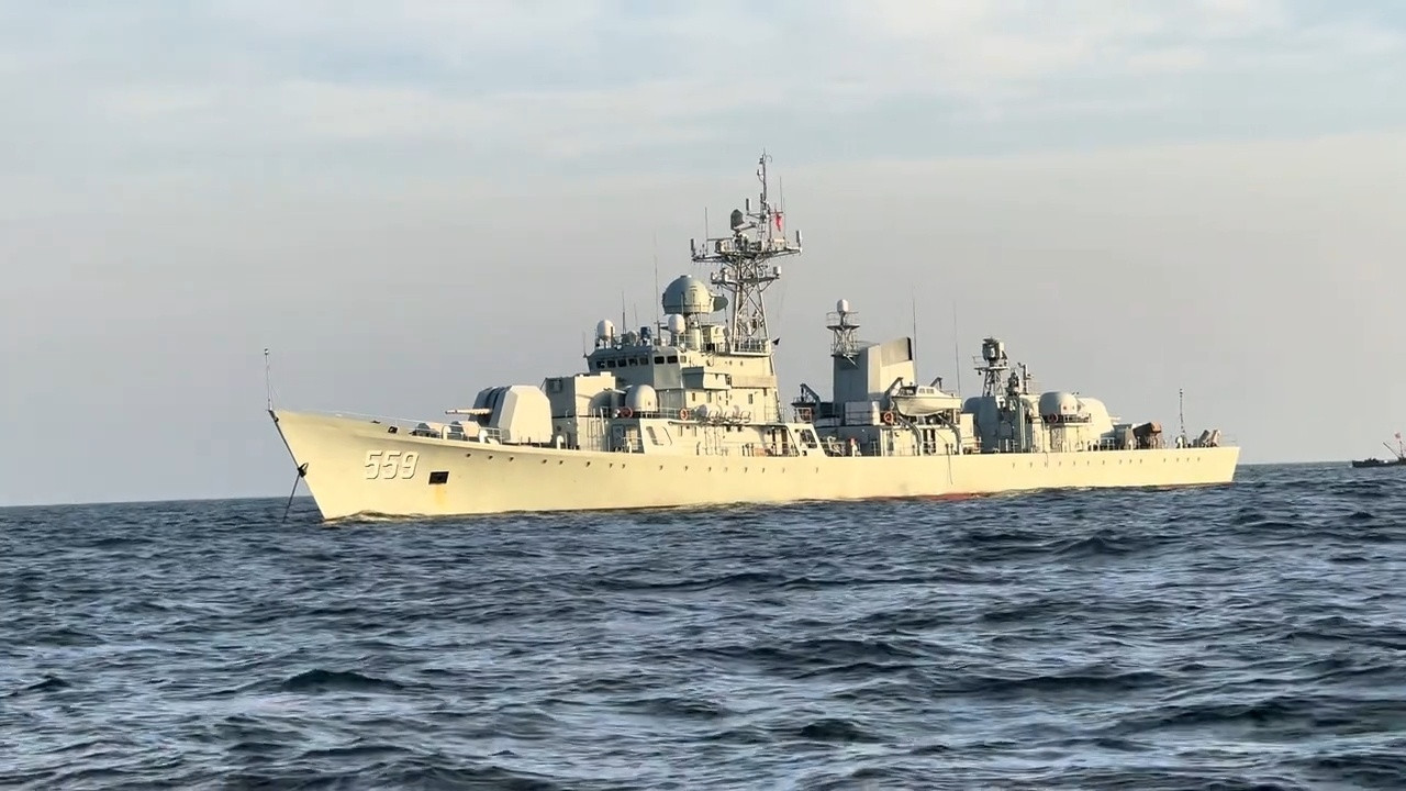 559佛山舰自从转隶试训基地改行当试验舰后，前后都增加了几个带空调的设备方舱，副