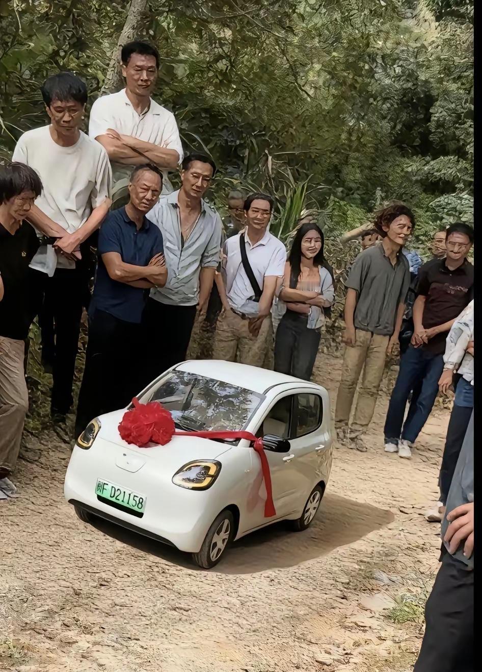 当你提了一辆新能源车，周围的亲朋好友看你的眼光。[捂脸哭][笑着哭][哭哭]