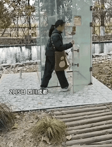 四川成都，一女子看到路边有一个透明厕所，女子就好奇，这个透明厕所里上厕所时，不是