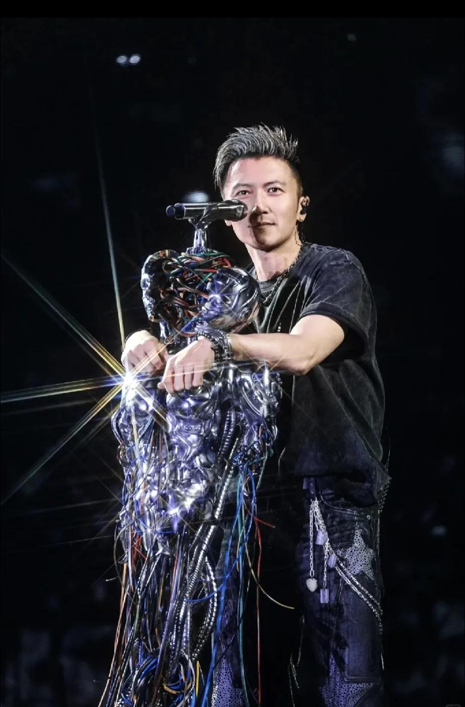这次王菲会去谢霆锋演唱会吗？概率90%以上。因为至今谢霆锋都还没给她一个名分