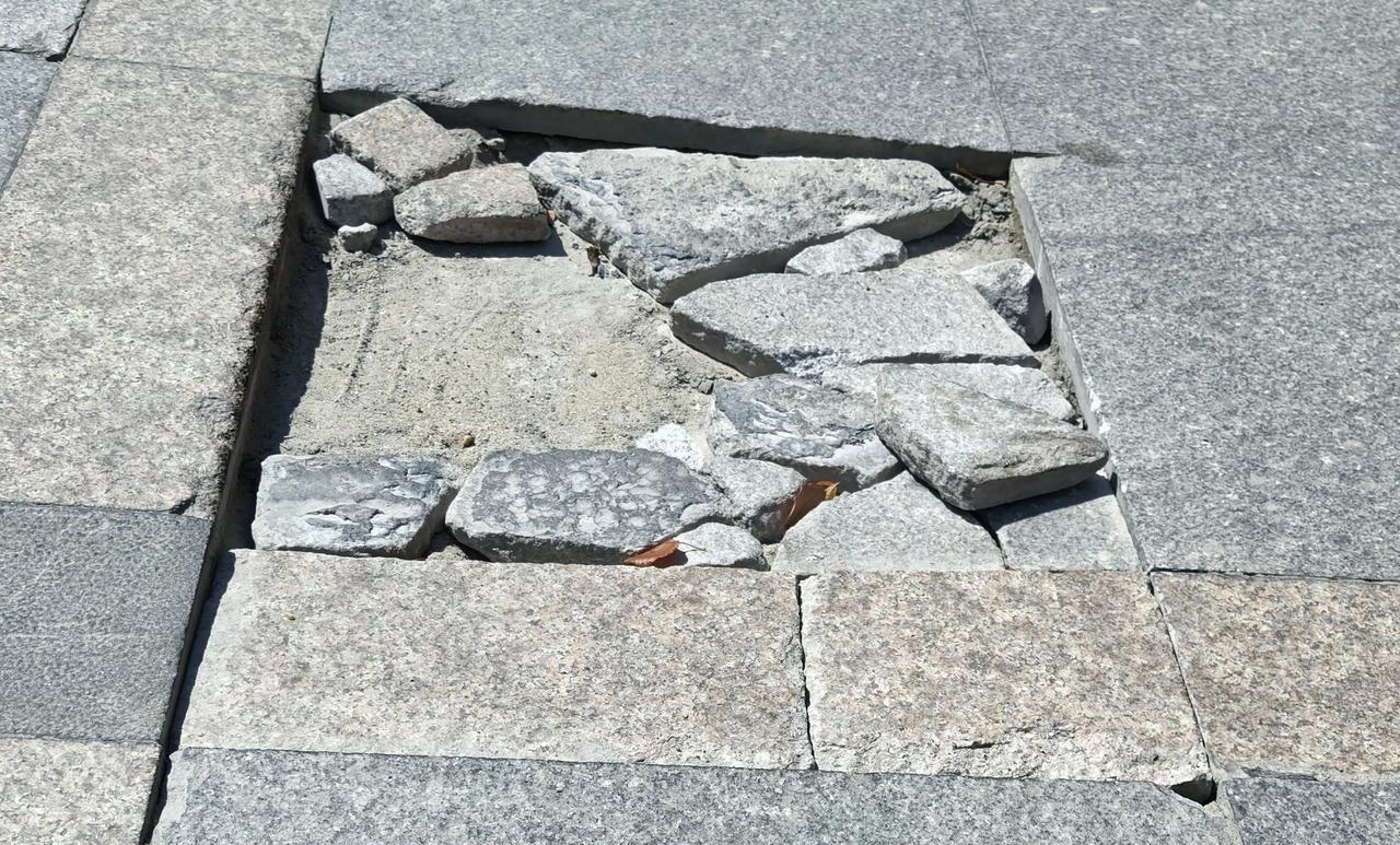 我向上海市政工程部门提个建议：在一些可以停靠机动车的人行道上，不要铺设地砖，是否