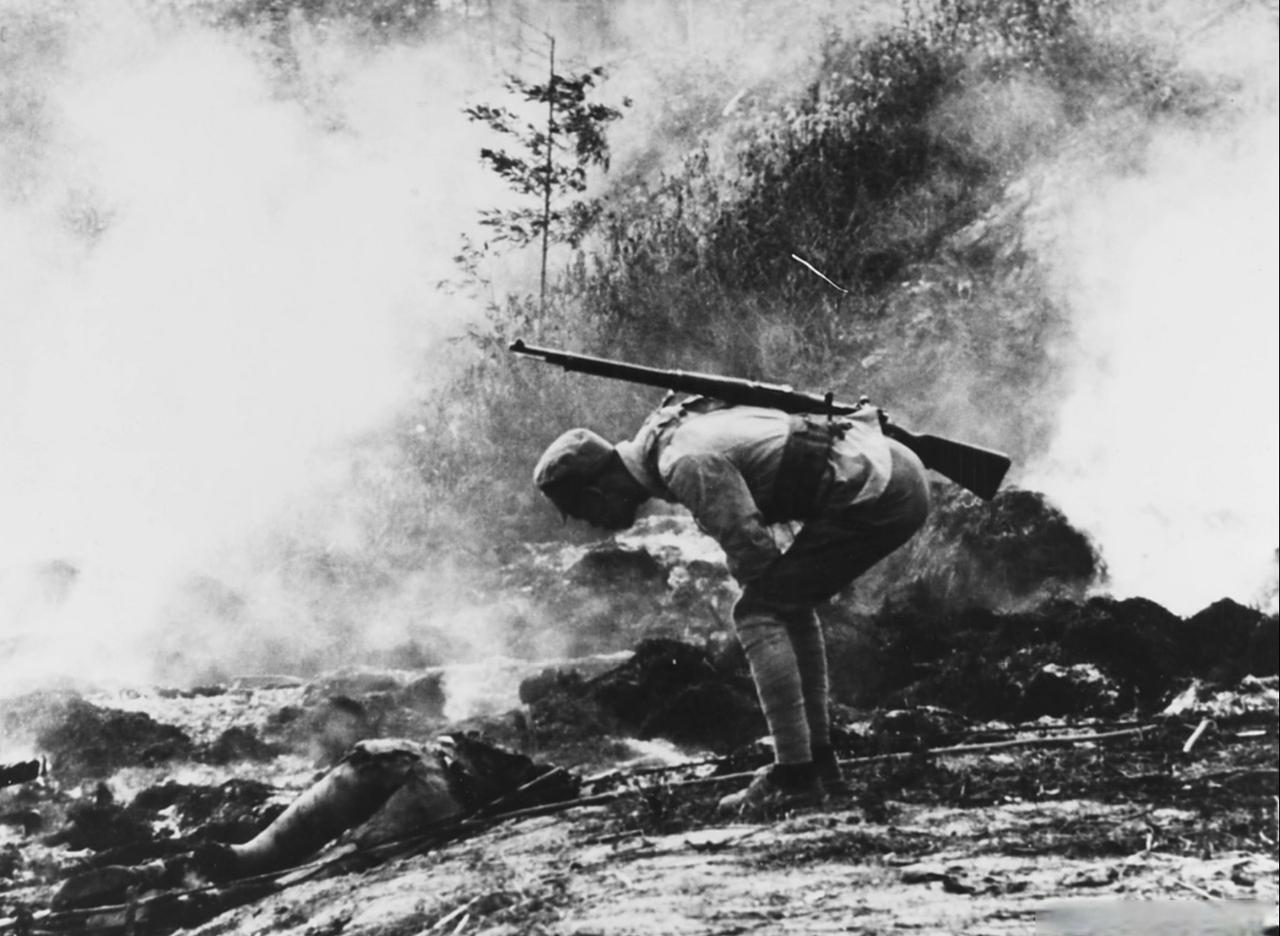 这张令人心碎的黑白照片，拍摄于1937年抗日战争淞沪会战期间的上海战场。核