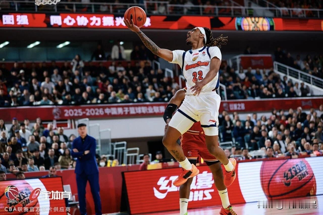 看不懂的广东队！当你以为他不强时，本赛季他以10连胜开局，积分居全联盟首位，那