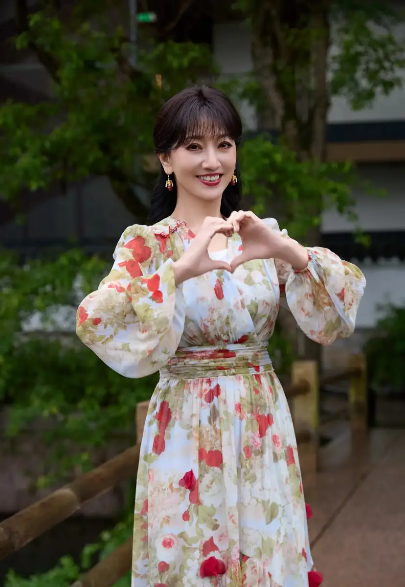 赵雅芝晒春雨天户外美照穿碎花裙比心笑容明媚动人