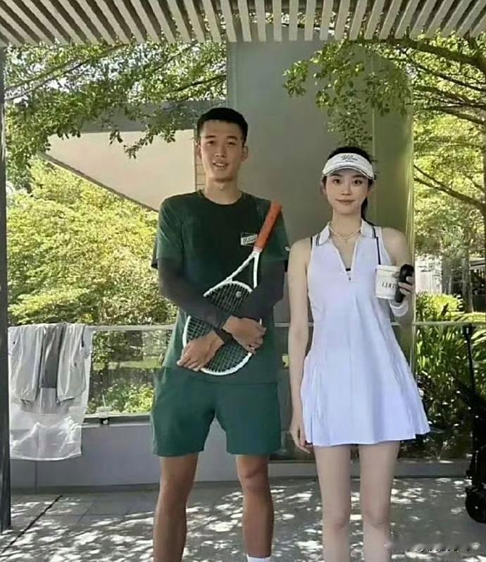 终于有个男人合照比奚梦瑶高了啊！[呲牙笑][呲牙笑]