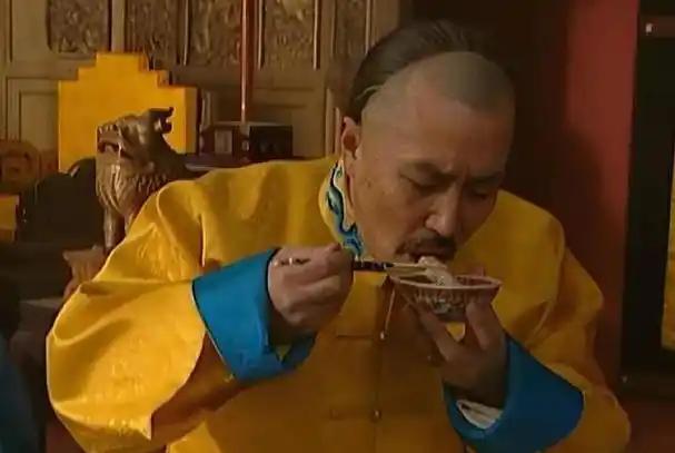 清代皇帝日常不吃晚膳，实行“一日两餐制”，唐宋明帝王都是三餐习俗 咱们普通
