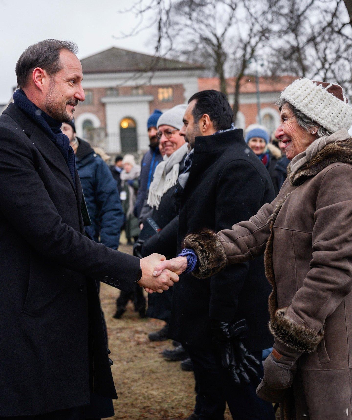 挪威王室🇳🇴1月27日，哈肯王储和王储妃梅特-玛丽特在阿克苏斯卡亚出席国际