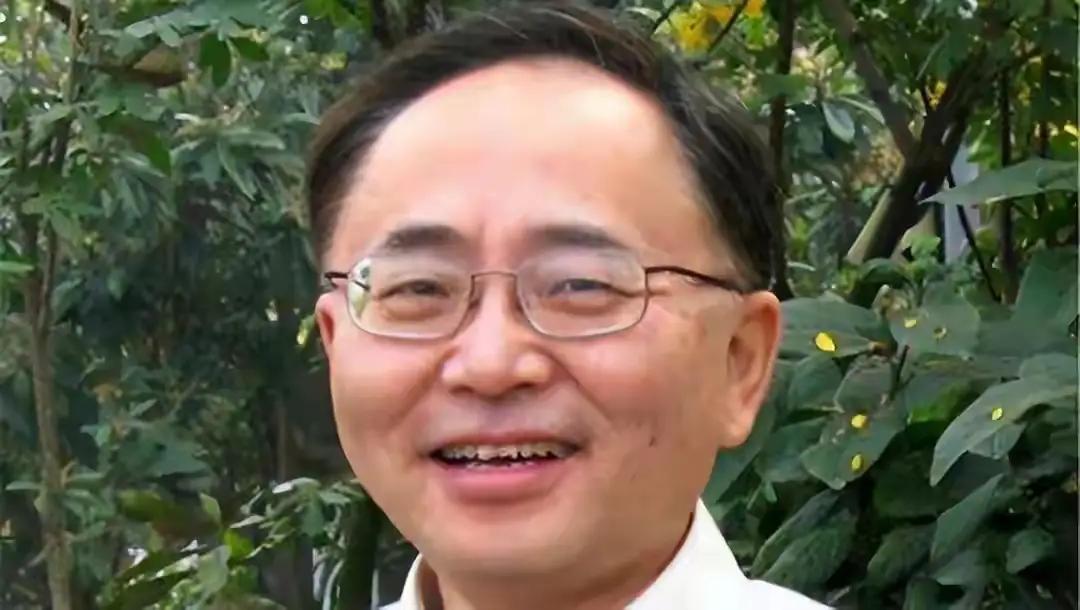 那年，烈士江姐的儿子违背母亲的遗愿选择定居美国。谁知，面对记者的逼问：“为何不回