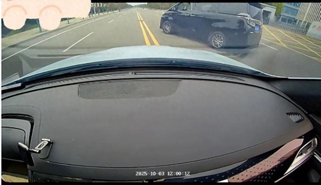 网约车女司机遭丰田别车, 男子自称公安局的! 交警支队最新回应
