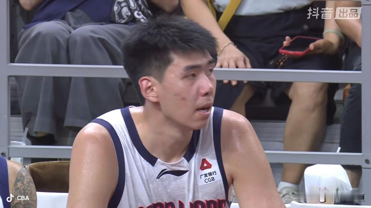 随着胡明轩、崔永熙、焦泊乔和周鹏的成功注册，广东宏远本土已经注册了11名球员，再