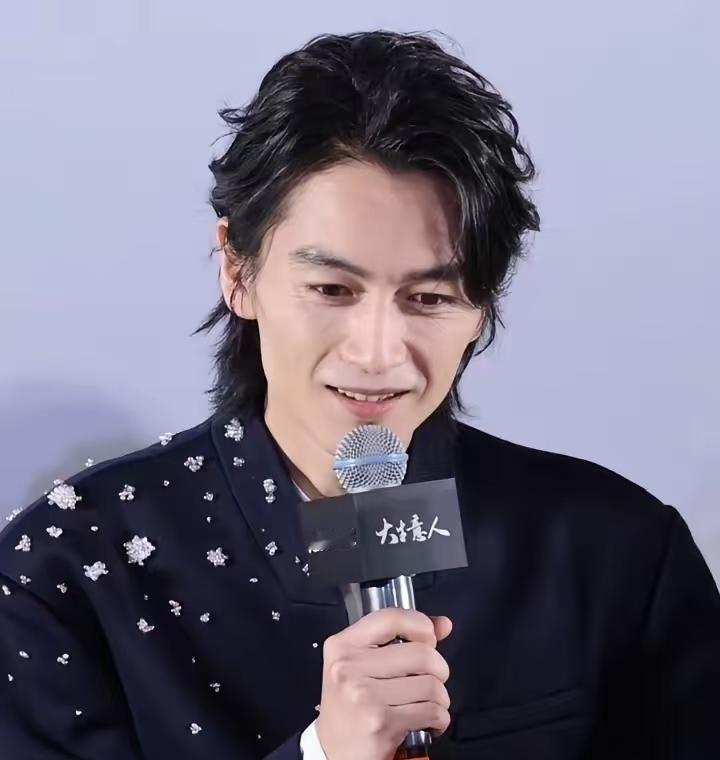 为什么我感觉陈晓的面相变了呢，他年纪也不大才38岁，法令纹、眼角纹都出来了，而