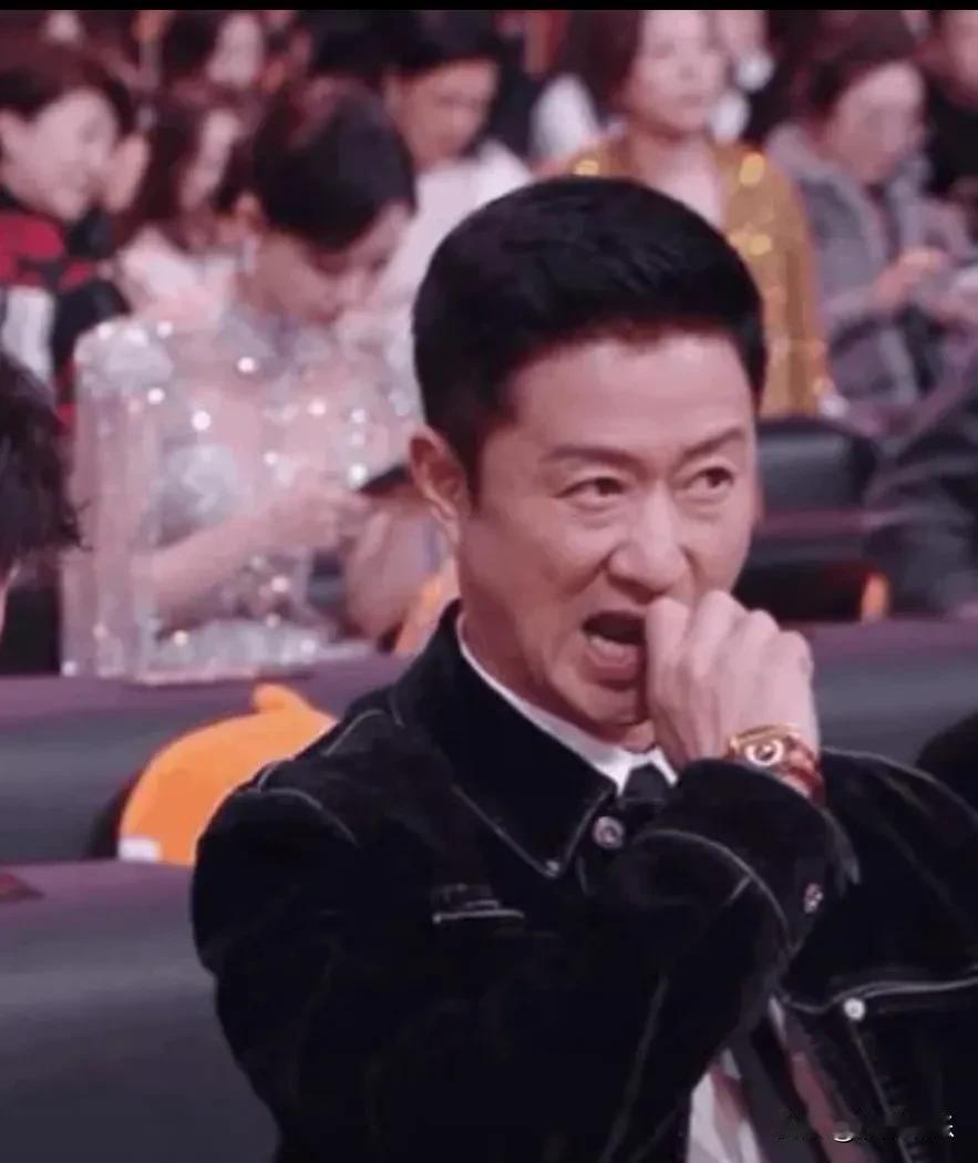 吴京在微博之夜被拍到偷偷涂唇膏，那手速快得像在执行秘密任务，涂完还不好意思地挡脸