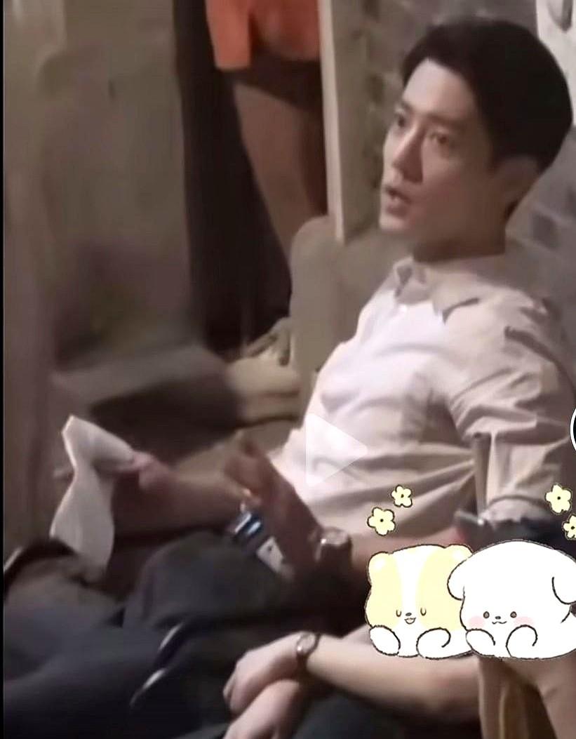 肖战这脸看着挺禁欲的，结果身材好到爆啊！拍《藏海传》游泳戏的时候，拍完躺地上还特