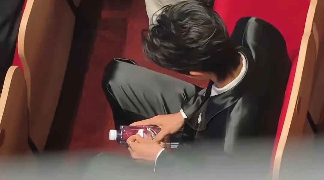 白玉兰颁奖礼那天，有个小细节挺有意思。肖战坐下后，顺手拿起主办方准备的矿泉水喝了