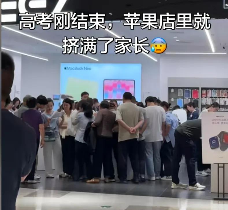 高考刚结束，很多商场的手机店里，被学生和家长挤爆。还有父母列出学生购买清单