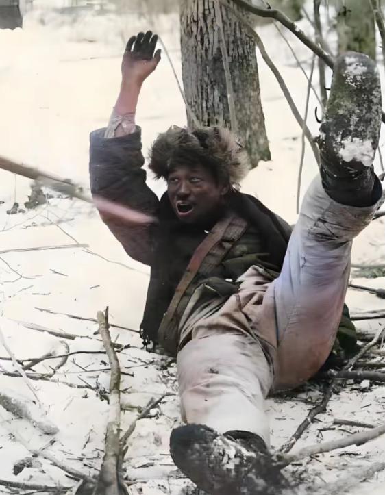 这张是日军随军记者现场抓拍的照片。东北抗日联军在冰天雪地里与日军的一场遭遇战中，