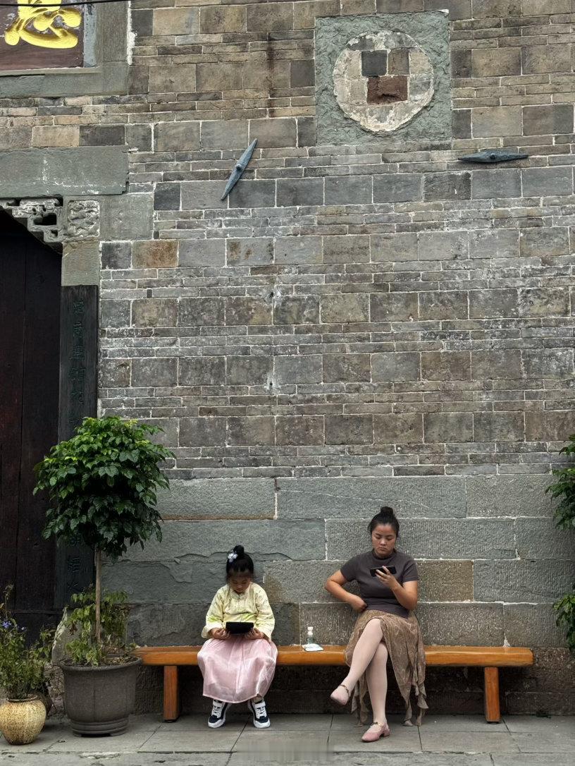 尔玛日记：半日闲·成都黄州会馆太平老街的午后，四川人都是慢的。青石板路被岁月磨掉