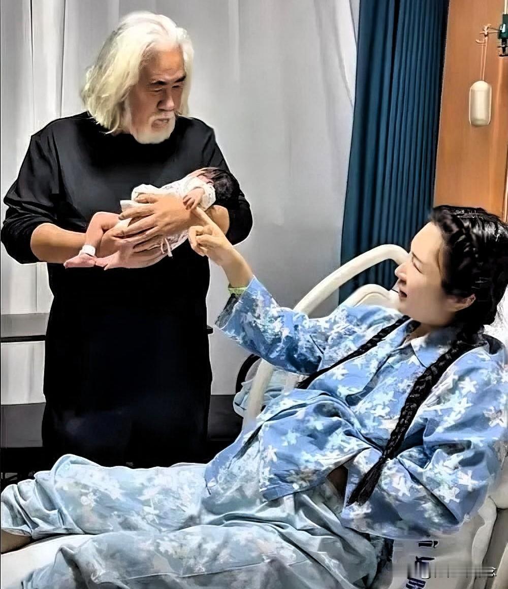 家人们，谁懂啊！张纪中，现年74岁，导演，编剧。曾有过两段婚姻，第一任妻子王玎