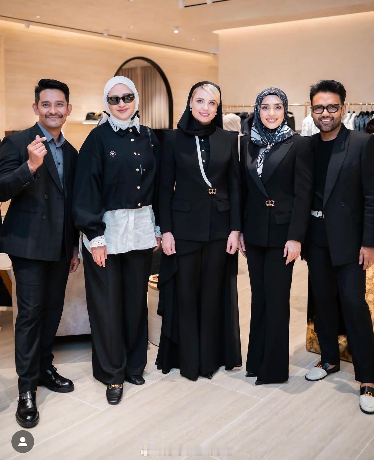 王室王室马来西亚王室吉兰丹索菲参加服装品牌的成立庆典，她这衣服有点太素了吧