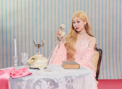 当沈佳润遇上粉色调，简直是甜妹美学天花板！粉丝那句“要不要粉底大麻袋”问出了多少